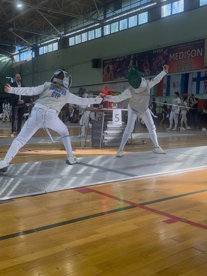 Club athlete attacking with a lunge at a tournament
